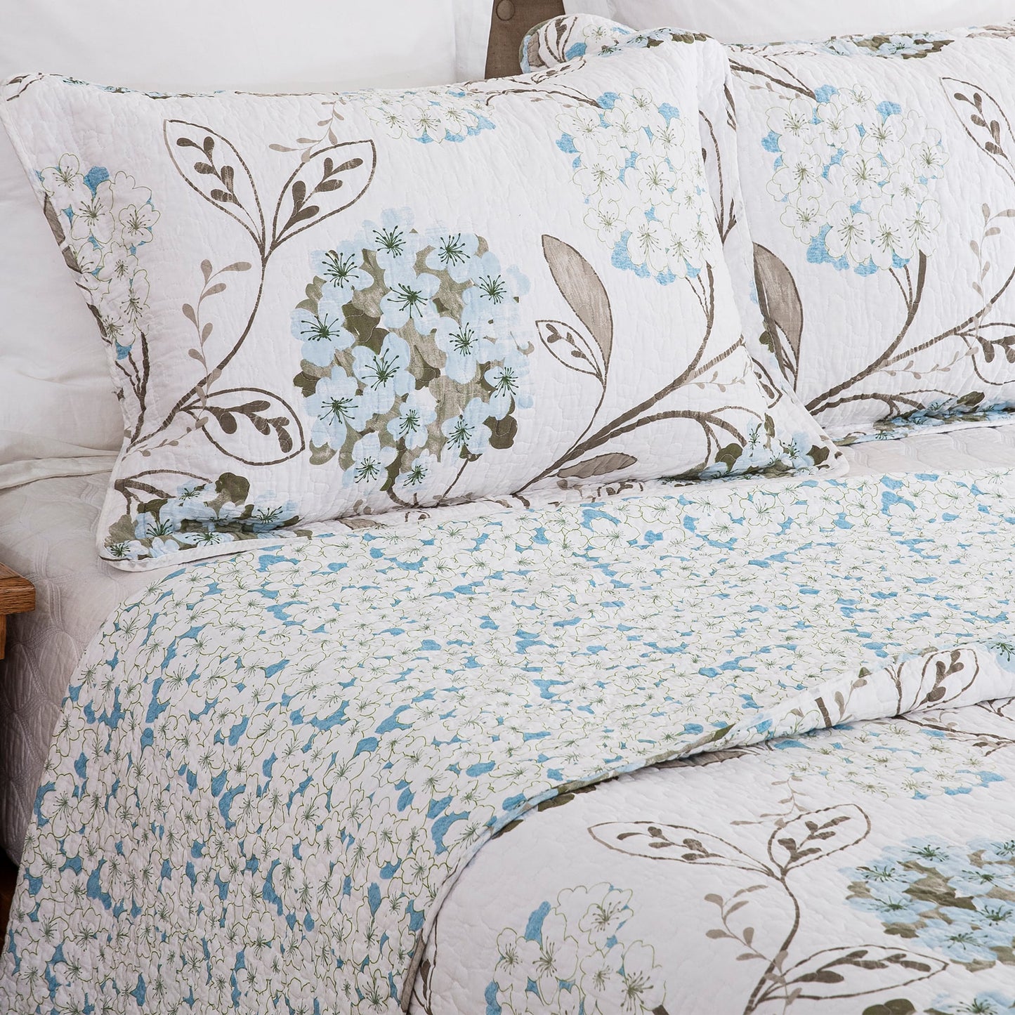 Quilt Queen Size 3 Pieces Set, Cotton Coverlet, Floral Reversible Bedspread (Light Blue Hydrangea)